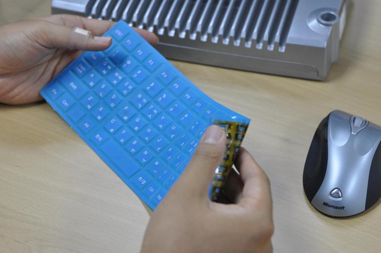 KAIST has developed a powerless and wireless keyboard that can be folded and easily carried around. 이미지