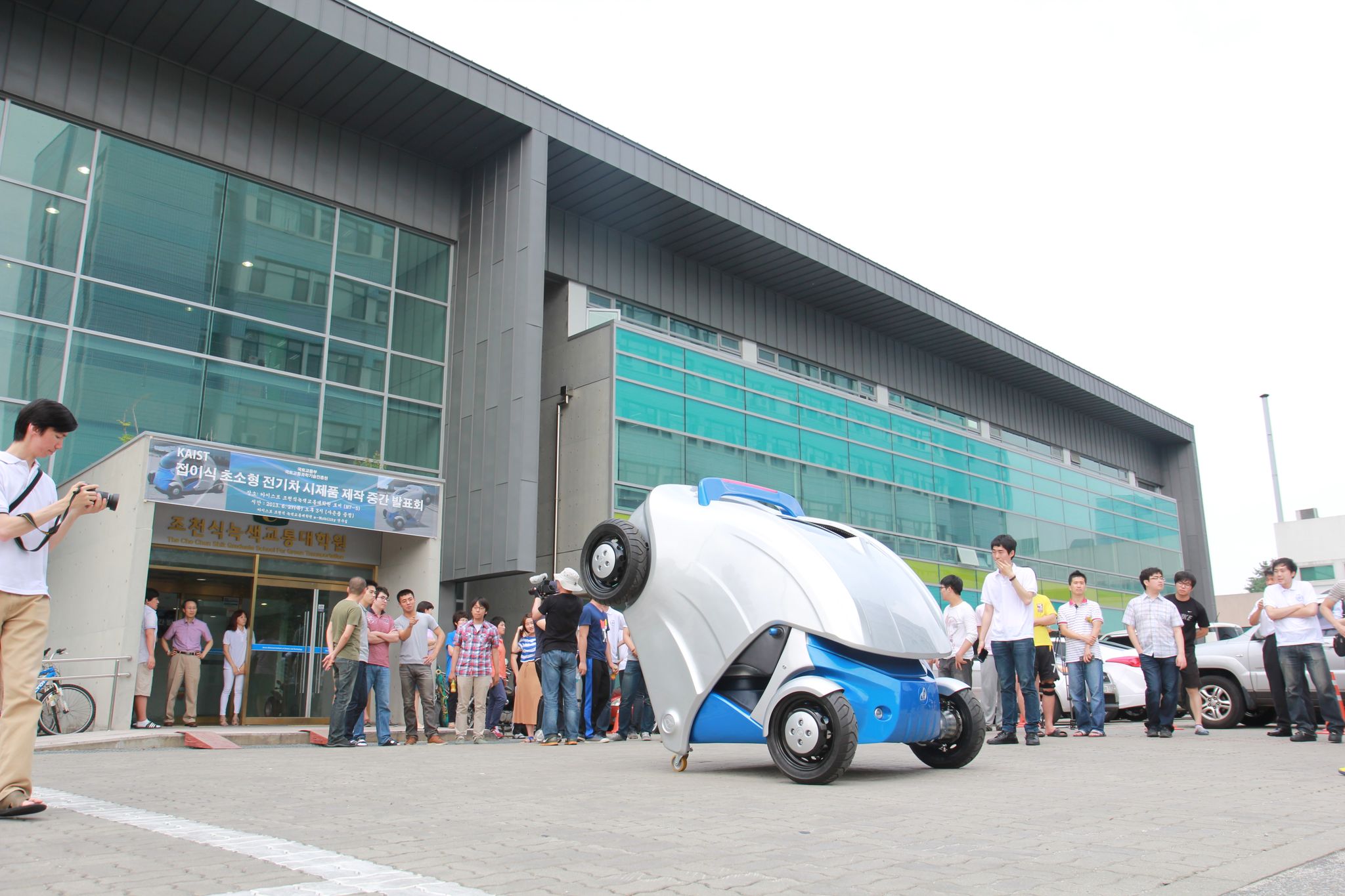 KAIST unveils foldable micro electric car, Armadillo-T 이미지