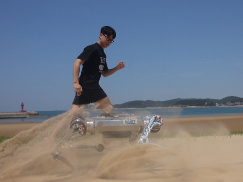 KAIST’s Robo-Dog “RaiBo” runs through the sandy beach 이미지