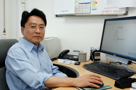 The thermal fluctuation and elasticity of cell membranes, lipid vesicles, interacting with pore-forming peptides were reported by a research team at KAIST. 이미지
