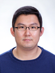 Tae-Wan Kim, a doctoral candidate, receives the best paper award from ECTC 이미지