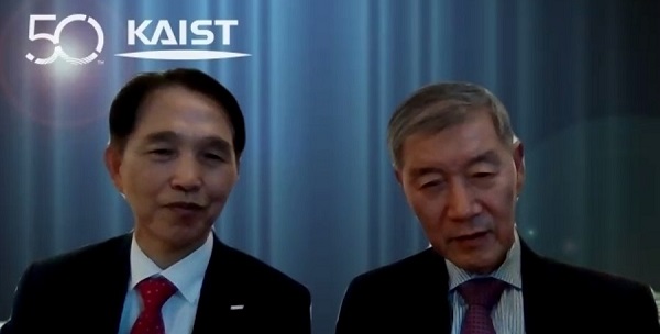 (좌측부터) 온라인 기자간담회에서 질문에 대답하는 우리 대학 이광형 총장, 배희남 회장