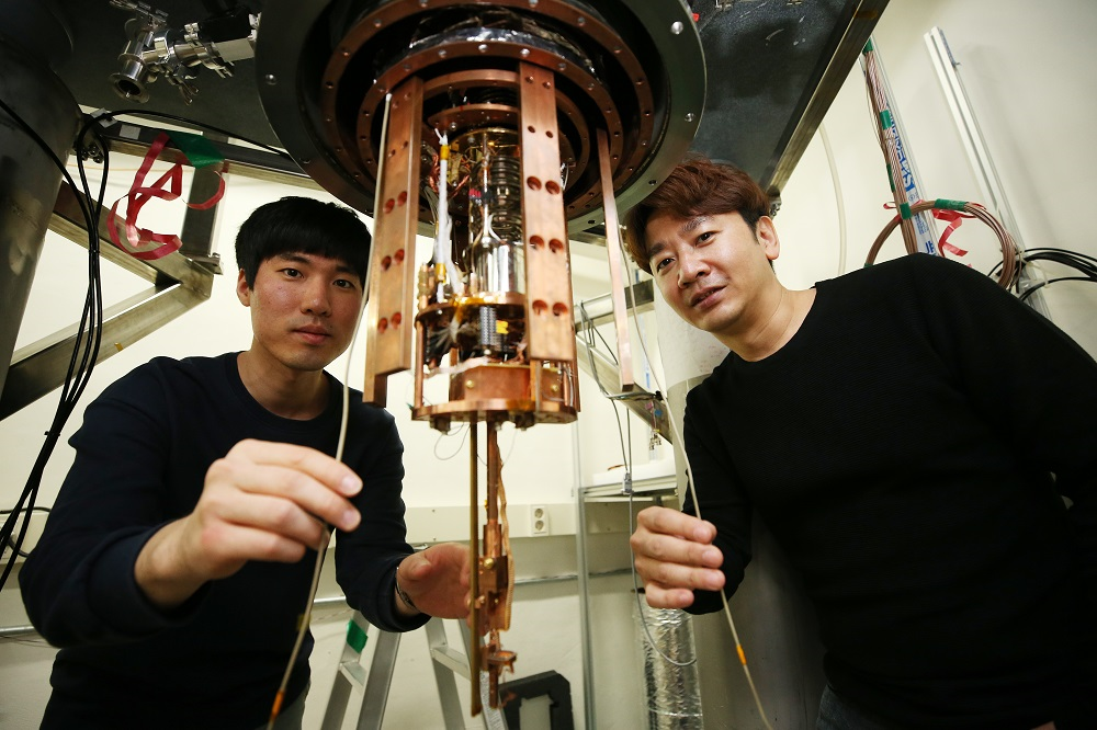 PhD Candidate Seungho Kim (left) and Professor Sungjae Cho (right)