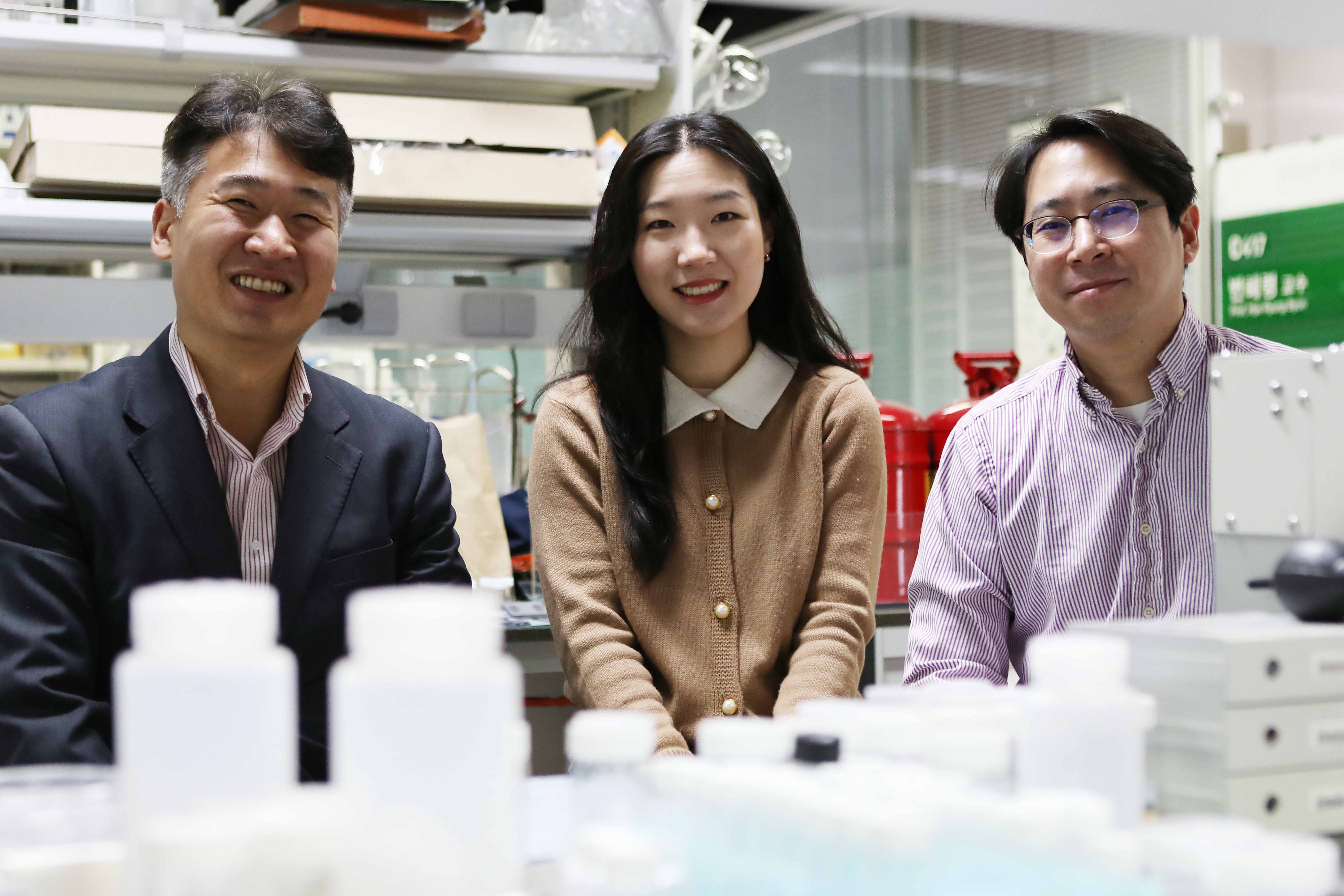 Professor Seokwoo Jeon (left), Ph.D. Candidate Gayea Hyun (center), Professor Jihun Oh (right)