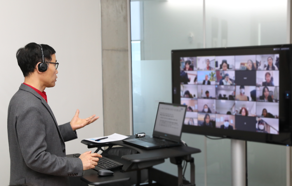 Professor Youngsun Kwon delivering an online interactive tutorial session on the utilization of the ‘Zoom’ platform for online classes.