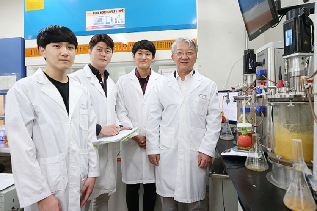 From left:Ph.D.candidate Gi Bae Kim, Dr.Jung Ho Ahn, Ph.D.candiate Jong An Lee, and Distinguished Professor Sang Yup Lee