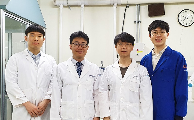 From left: PhD candidate Won-Tae Jang, Professor Sung Gab Im, Dr.Do Heung Kim, and Master Candidate Keonwoo Choi