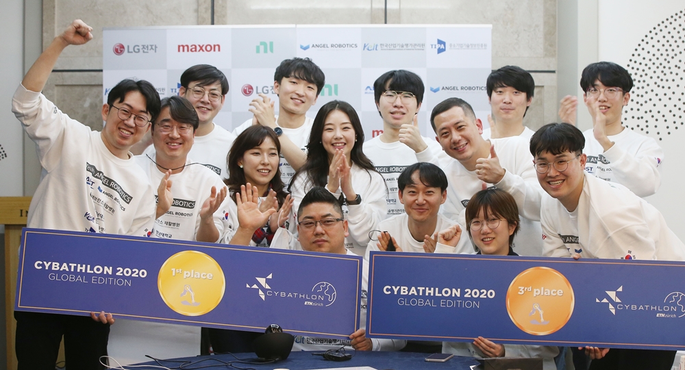 사이배슬론 2020 국제대회에서 금메달과 동메달을 수상한 공경철 교수 연구팀