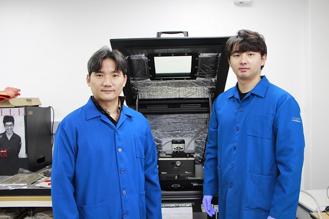 (왼쪽부터) 신소재공학과 홍승범 교수, 박건 박사과정