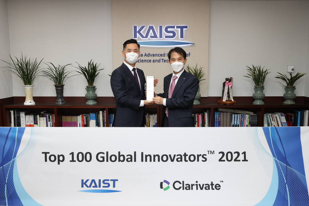 President Lee (right) poses with Clarivate Korea´s Ahn (left) after receiving the Top Global Innovators trophy on May 12.