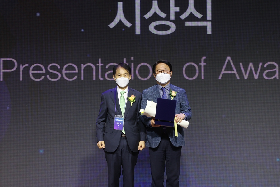 이광형 총장(왼쪽)과 연구 대상을 수상한 김문철 교수