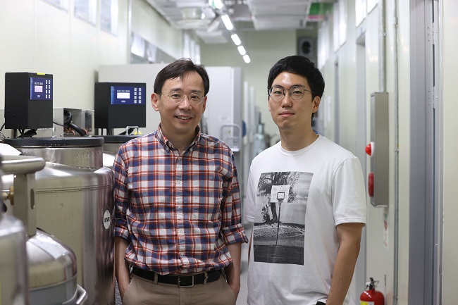 Professor Shin (left) and PhD candidate Chung