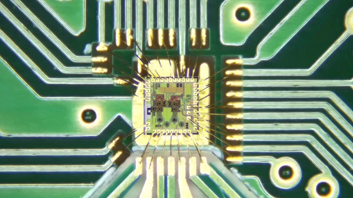 현미경으로 관찰한 칩 사진
