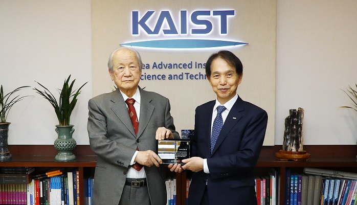 President Lee (left) poses with Dong-Myoung Kim who donated 2 billion KRW to KAIST during a ceremony on December 6.