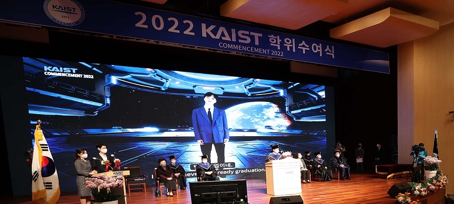 The 2022 commencement ceremony was livestreamed on KAIST’s YouTube channel on February.
