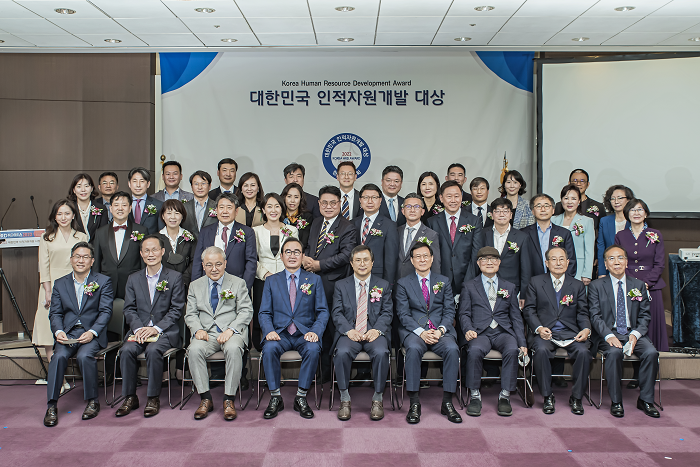 2022 대한민국 인적자원개발 대상 수상자 및 관계자 단체 기념 촬영 모습 