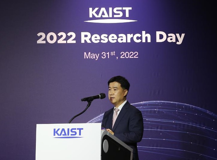 Professor Il Doo Kim the grand prize awardee of the 2022 Research Day gives a special lecture during the Research Day ceremony.