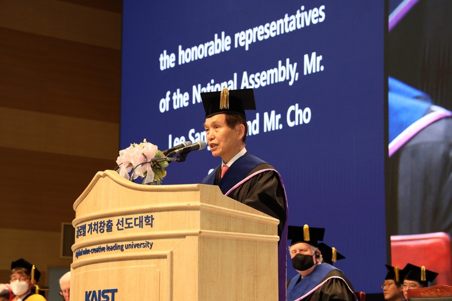 President Kwang Hyung Lee delivering his commencement address.