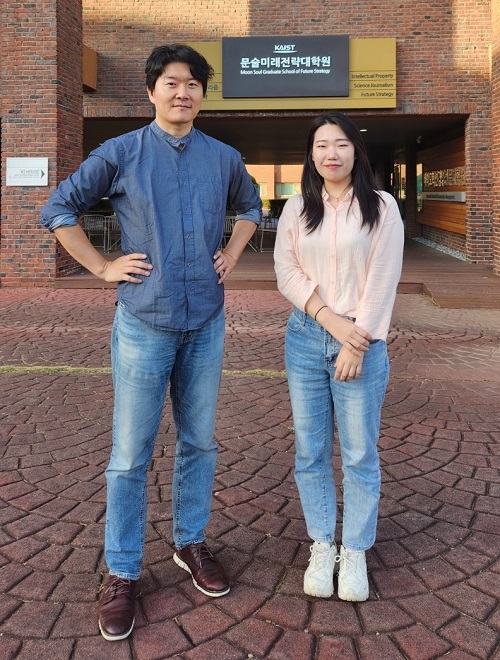 (왼쪽부터) 문술미래전략대학원 김형준 교수, 인문사회연구소 문수연 박사