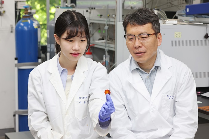 (왼쪽부터) 생명화학공학과 이홍주 박사과정, 배태현 교수