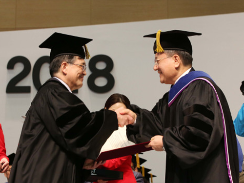 Samsung Electronics' Chairman Kwon Becomes the First Alumnus Honorary Doctorate 이미지