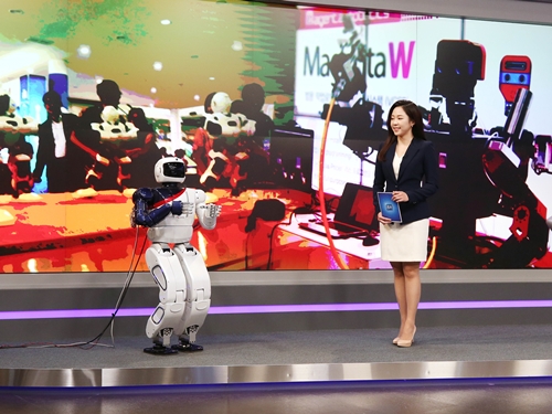 휴보(HUBO), 국내 방송 사상 최초의 로봇 뉴스앵커로 활약 이미지