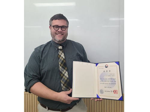 Prof. Austin Givens of KAIST Language Center receives Ministerial Commendation 이미지