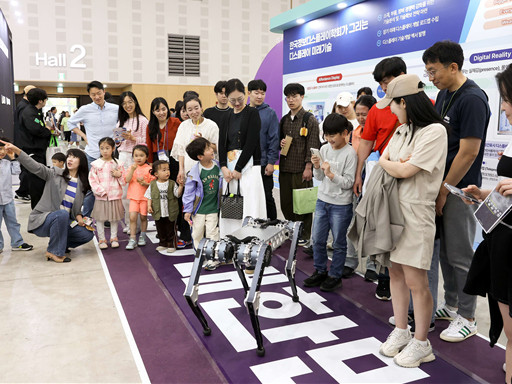 마라토너 로봇, 뿌리는 탈모케어 등 2025 과학축제 전시 이미지
