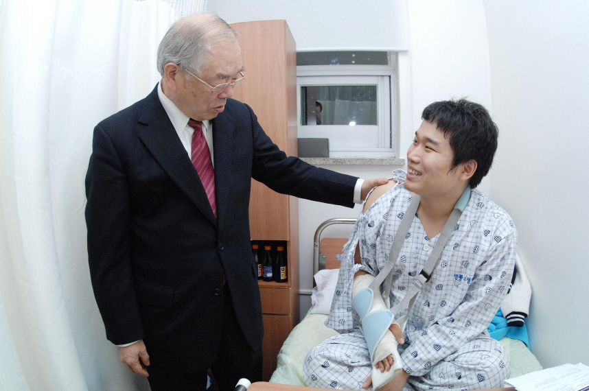 President Suh Nam Pyo meets a student who saved a person's life 이미지