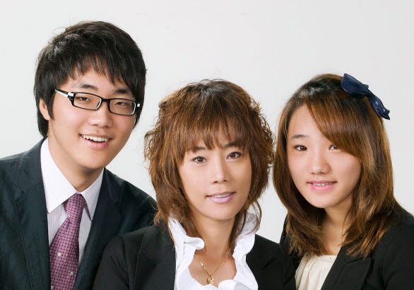 Yoon-Gyeong Shim donates two billion won's worth of stocks to KAIST. 이미지
