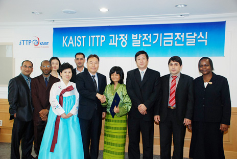 부품소재 CEO 과정 및 ITTP 과정 졸업생, KAIST-ICC 발전을 위한 발전기금 기부 이미지