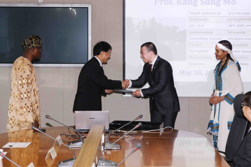 Foreign graduates donate to development fund for six years 이미지