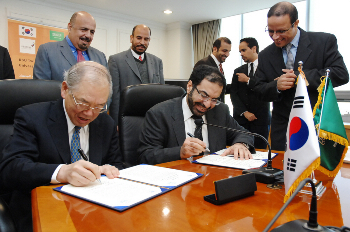 Minister of Higher Education of Saudi Arabia Visited KAIST to Sign Agreement on Joint Research Projects 이미지