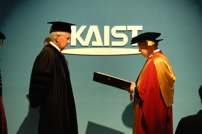 Honorary Doctorate Presented to President of the Royal Swedish Academy of Sciences 이미지