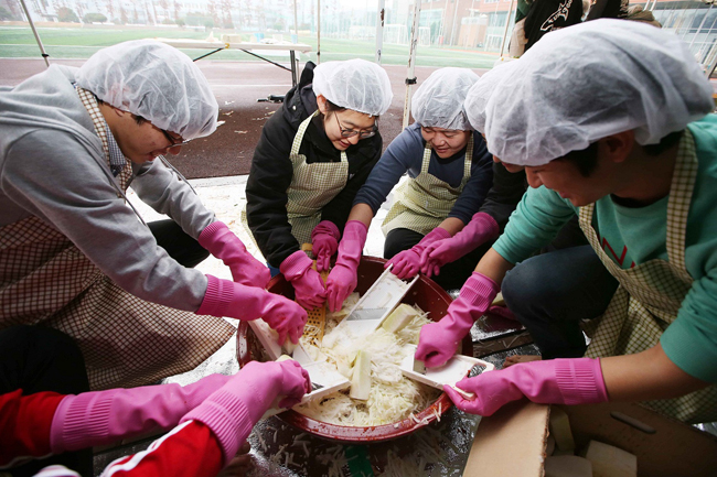 Kimchi Making by Students and KAIPlus Members 이미지