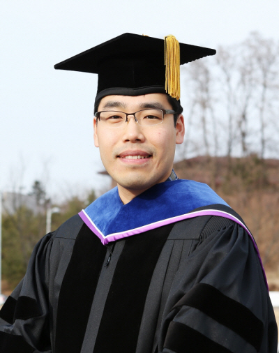 A game enthusiast received a Ph.D. at the 2014 commencement 이미지