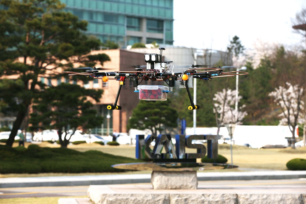When Technology Meets Spring: A Drone Delivering Strawberries Greets the Change of Seasons in KAIST 이미지