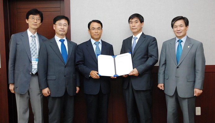 Former Minister of Information & Communications Dae-Je Jin donated to KAIST. 이미지