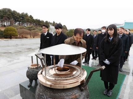 새 학기 맞아 현충원 참배 과학기술 유공자들에 경의표현 이미지