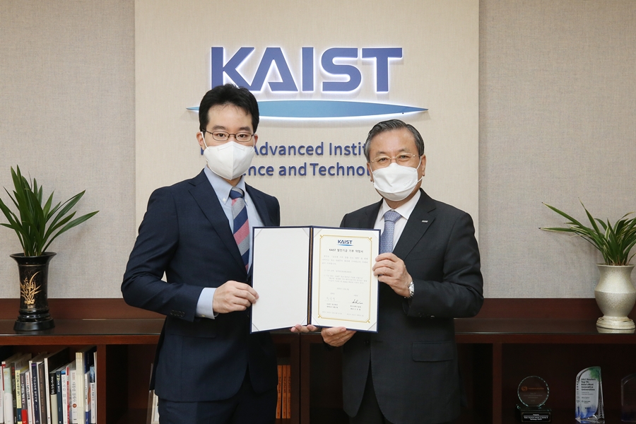  President Sung-Chul Shin (right) poses with Professor Euijong Whang who was presented at the ceremony on behalf of Professor Kyu-Young Whang.