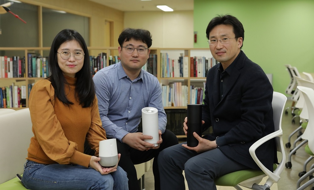 (왼쪽부터) 우리 대학 차나래 제1저자, 김아욱 교수(강원대학교), 우리 대학 이의진 교수