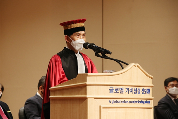 이광형 KAIST 17대 총장이 8일 열린 취임식에서 취임사를 하고 있다.