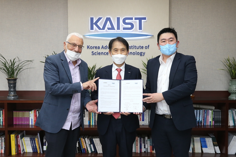 KAIST-요즈마그룹이 MOU를 맺은 뒤 기념촬영을 한 사진