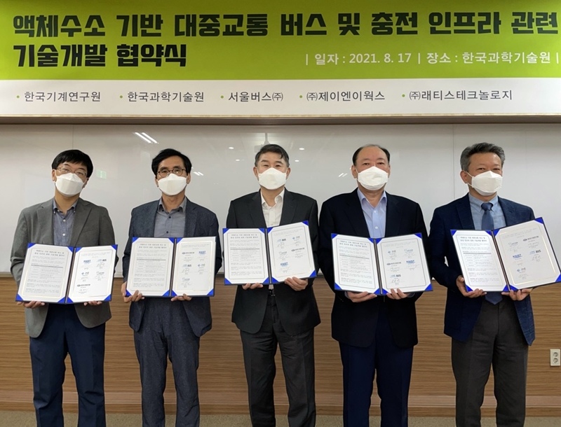 KAIST 김정 기계공학과장, 한국기계연구원 박성제 본부장, 서울버스 조준서 대표, 제이엔이웍스 홍의석 대표, 래티스테크놀로지 박근오 대표 사진