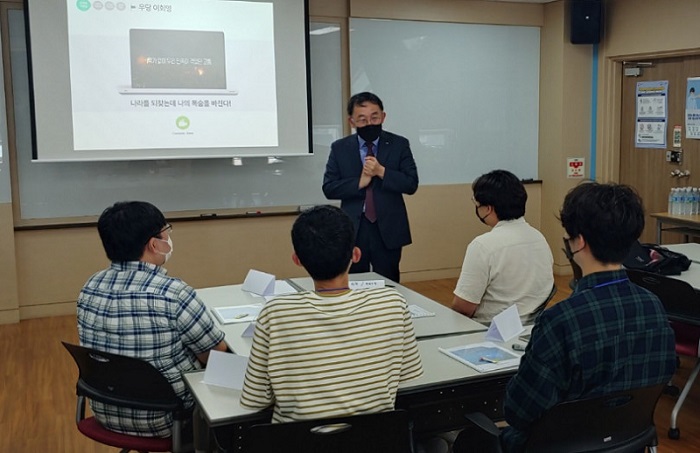 사진1. 시범 교육 중 교육목적을 설명 중인 이승섭 교학부총장