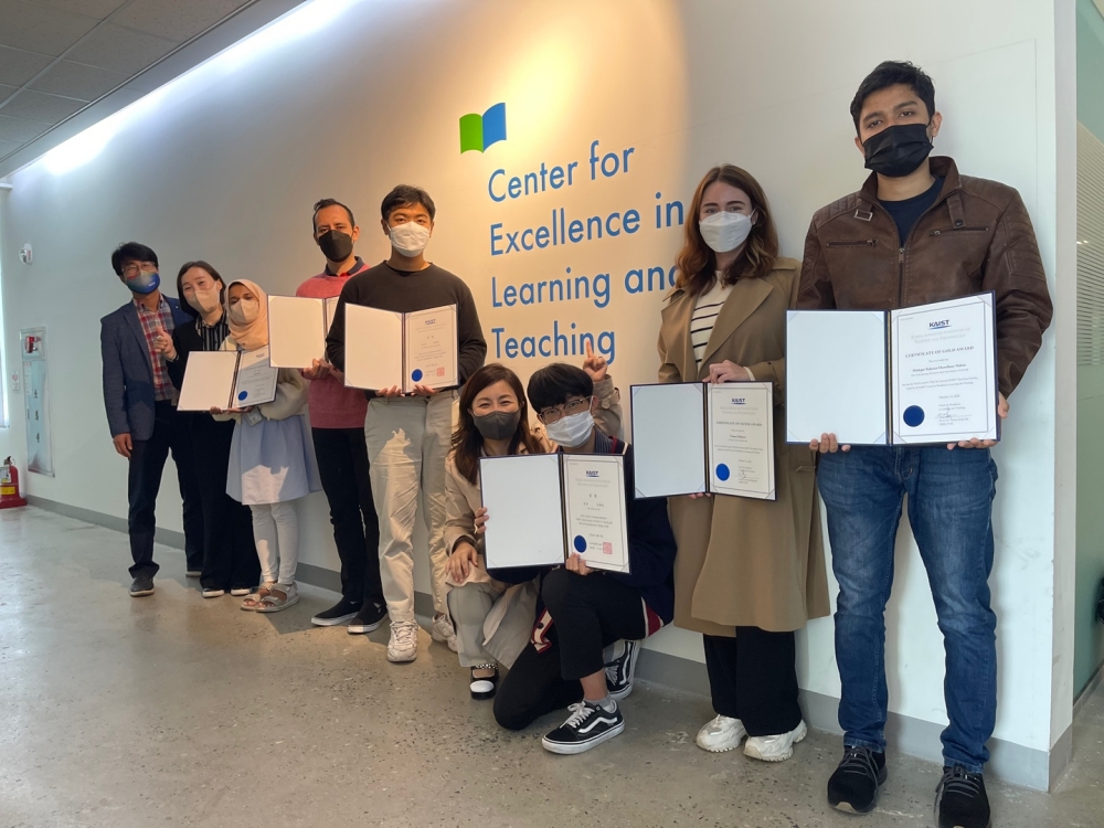 석현정 KAIST 교육원장과 KAIST 우수수업 수기 공모전 수상자들 기념사진