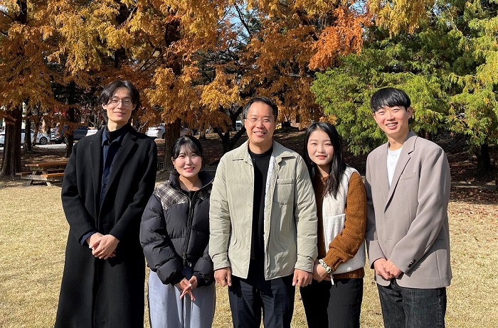 (왼쪽부터) KAIST 산업디자인학과 김대욱 학사과정, 표승화 학사과정, 이창희 교수, 이금진 학사과정, 송유택 학사과정