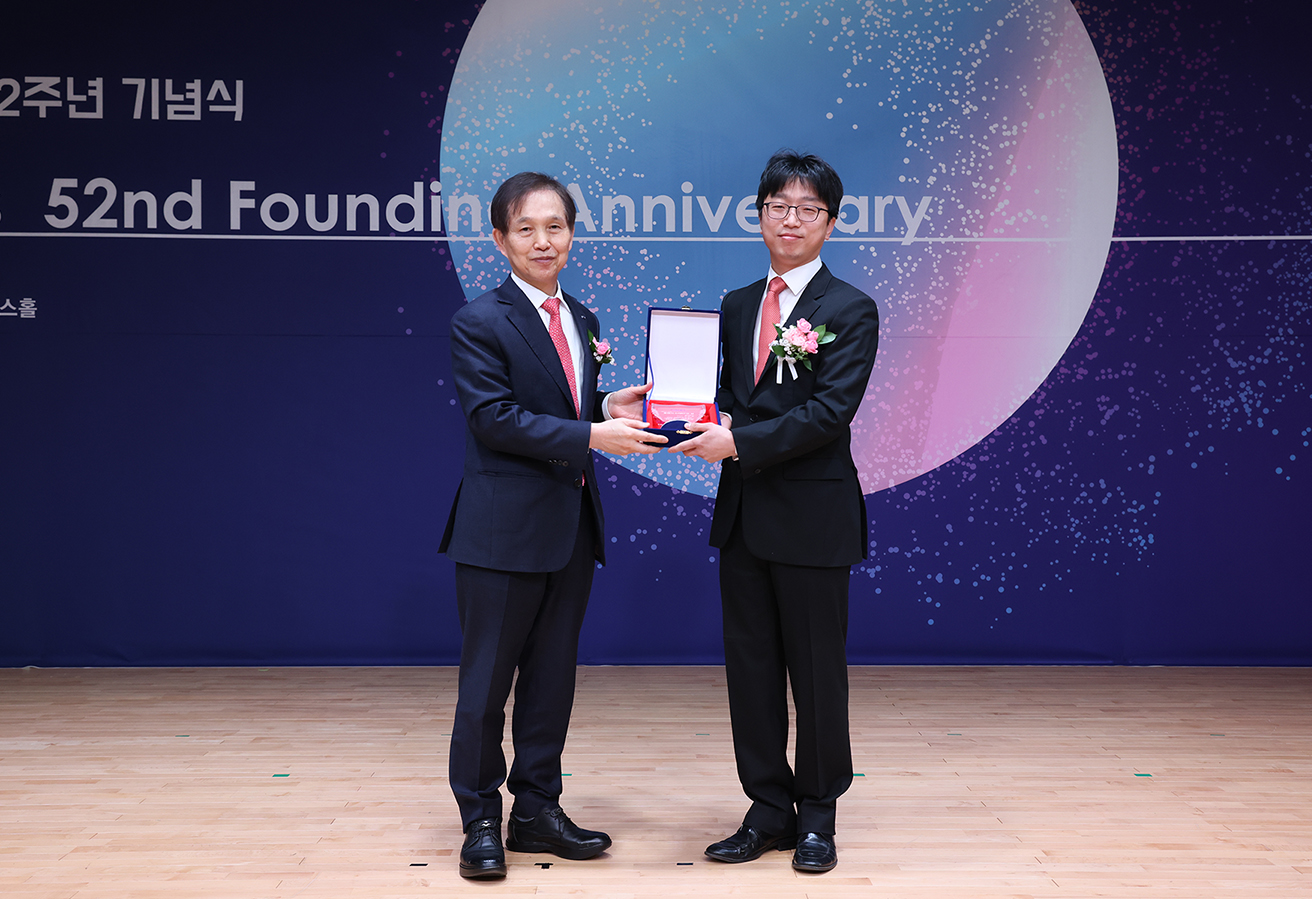 '올해의 KAIST인 상'을 받는 물리학과 서민교 교수(오)와 KAIST 이광형 총장(왼)