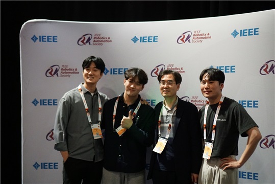 사진 4. 2022 IEEE Robotics and Automation Letters Best Paper Award 주 저자. 왼쪽부터 임형태 박사 (3저자), 오민호 박사과정 (공동 1저자), 명현 교수 (교신 저자), 정의곤 석사 (공동 1저자)