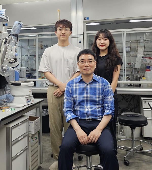 사진 1. 우리 대학 화학과 홍승우 교수(가운데), 이우석 연구원(왼쪽), 구예진 연구원(오른쪽)